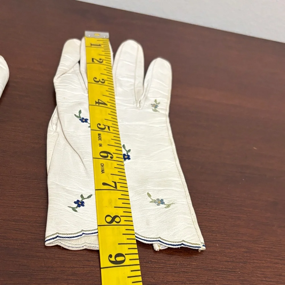 Embroidered Soft Leather embroidered gloves off white size small Vintage